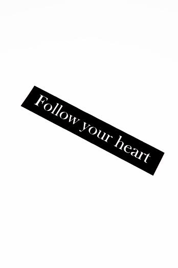 ТЕРМОТРАНСФЕР №5 FOLLOW YOUR HEART 2,5*12,5 НА ЧЕРНОМ ФОНЕ