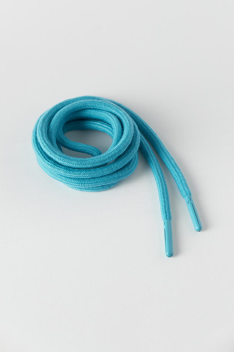 ШНУР КРУГЛЫЙ ПЛЕТЕНЫЙ НЕБЕСНАЯ ЛАЗУРЬ D(0,6)СМ. Х/Б 135 СМ.(НАКОНЕЧНИК В ЦВЕТ) 8066