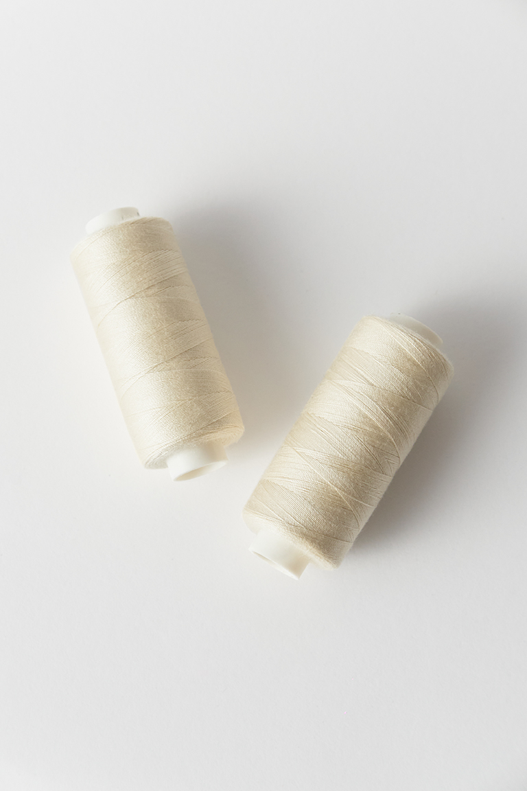 Нитки Бытовые 544-СЛИВОЧНОЕ МАСЛО Dor Tak 40/2-400 ярд. 100% п/э